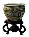 Magnifico e grande aquário em porcelana oriental acompanhado de peanha, medindo; 36 cm diâmetro x 30 cm alt. x 61 cm alt total.