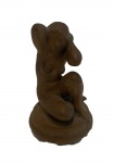 GUNNAR HEIDE (1909-1990) - Linda e delicada escultura de barro, assinado na base, medindo: 13 cm alt.