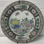 Prato de coleção, em porcelana oriental, medindo: 23 cm diâmetro.