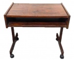 SERGIO RODRIGUES - mesa lateral ou de telefone, em madeira nobre, medindo: 65 cm x 39 cm x 59 cm.