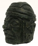 Escultura oriental em pedra, representando cabeça, medindo: 9 cm alt.