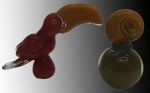 Lote contendo: 2 esculturas em Murano, representando tucano e objeto decorativo, medindo; 11 cm alt (possui bicado)