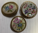 Conjunto de broches em porcelana LIMOGES Frances, banhada a ouro, medindo: 5 cm diâmetro.