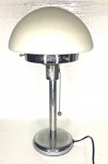 Lindíssimo abajur estrutura cromada, vidro leitoso opaco, estilo Art Deco,  medindo 46 cm alt.