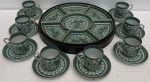 Conjunto oriental em porcelana, contendo: petisqueira com divisorias e 8 xícaras com seus respectivos pires para café.