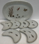 Lindo conjunto para petisco, contendo: travessa e pratos individuais em porcelana.