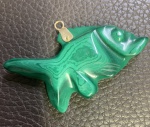 Delicado pingente com acabamento refinado em ouro, medindo: 7 cm x 4 cm