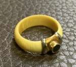 Lindo anel em marfim, ouro e prata, com pedra incrustada, aro: 14