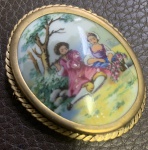 LIMOGES France - broche em porcelana acabamento banhado a ouro, medindo: 4,5 cm x 5,5 cm