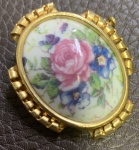 LIMOGES France - broche em porcelana acabamento banhado a ouro, medindo: 3,5 cm x 4 cm