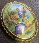 LIMOGES France - broche em porcelana acabamento banhado a ouro, medindo: 4,5 cm x 5,5 cm