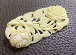 Lindo broche delicado em marfim, medindo: 7 cm comp.