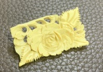 Lindo broche delicado em marfim, medindo: 4,5 cm x 2,5 cm