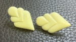 Lindo brinco de marfim em forma de folha, medindo: 3 cm alt.