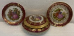 LIMOGES France - conjunto de pratos e pote em porcelana com cenas galantes, medindo: 10 cm diâmetro e 6 cm alt. pote.