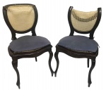 Par de cadeiras inglesas em madeira nobre, com palhinha sintética, (no estado)