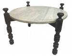 Rara mesa de centro em madeira nobre com tampo em mármore, medindo: 52 cm x 41 cm x 52 cm