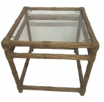 Mesa de canto em madeira com tampo em vidro, medindo: 50 cm x 50 cm x 55 cm
