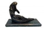 S.D - Escultura em bronze com base de mármore, assinada S.D., medindo: 17 cm alt. x 25 cm x 10 cm