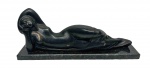 Alfredo CESCHIATTI (1918-1989) - linda guanabara de mesa com base em mármore, assinada e selo na base, medindo: 46 cm comp. x 18 cm x 12 cm 