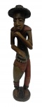 Grande escultura em madeira entalhada a mão, medindo: 62 cm alt.