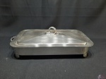 Suporte De Pirex Com Tampa Em Prata 90 Saint James. MEDINDO: SUPORTE: 44CM ALÇA ALÇA X 24,5CM DE LARGURA X 7CM DE ALTURA; PARA PIREX DE: 36,5CM X 24CM