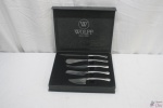 5 Facas Em Aço Inox Wolff Since 1894. COMPOSTO DE 4 FACAS E 1 ESPATULA. MEDINDO: 20CM; 22CM; 22,5CM; 22,5CM; 27CM DE COMPRIMENTO RESPECTIVAMENTE