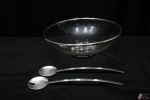 Saladeira Cristal C/ Acabamento Talheres Prata Riva. MEDINDO: SALADEIRA: 31CM DE DIÂMETRO X 10,5CM DE ALTURA; PAR DE TALHERES: 30CM DE COMPRIMENTO.