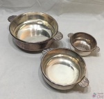 3 Bowls Com Alça Em Prata 90 Contrastada. A MAIOR POSSUI UMA PEQUENA MOSSA NO BOJO. MEDINDO: G: 22,5CM DE DIÂMETRO X 8,5CM DE ALTURA; M: 17,5CM DE DIÂMETRO X 6,5CM DE ALTURA; P: 12,5CM DE DIÂMETRO X 5,5CM DE ALTURA.