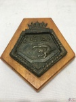 Placa Madeira Brasão Da Flotilha De Submarinos 1914. USQUE AO SUB ACQUAM NAUTA SUM. MEDINDO: 19,5CM X 17CM.