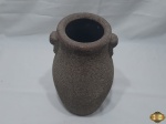 Antigo vaso floreira em cerâmica envelhecida vietnamita. Medindo 30cm de altura.
