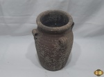 Antigo vaso floreira em cerâmica envelhecida vietnamita. Medindo 30cm de altura. Com uma das alças quebradas.