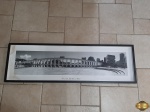 Fotografia panorâmica em preto e branco dos Arcos da Lapa - RJ, com moldura em madeira e vidro frontal. Medindo a moldura 102cm x 32cm.