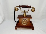 Replica de telefone disco antigo com caixa em madeira, adaptada para linha telefônica atual. Medindo 25,5cm x 18cm x 31,5cm de altura.