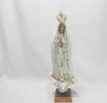 Imagem de Nossa Senhora de Fátima em resina portuguesa. Medindo 53,5cm de altura.