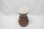 Vaso floreira em cerâmica vitrificada marrom com relevos. Medindo 22,5cm de altura.