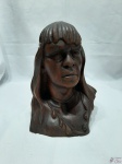 Escultura de busto indígena em madeira esculpida. Medindo 27,5cm de altura.