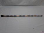 Bengala em madeira torneada com detalhes em osso, ponta em borracha. Medindo 88,5cm de comprimento.
