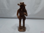 Manuel Antonio - Escultura de trabalhador em barro cozido, assinado na base. Medindo 29cm de altura.