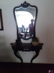Console de parede em madeira nobre com pés curvos e espelho em cristal bisotado, moldura ricamente entalhada, com mais de 100 anos. Medindo o aparador 90cm de largura x 28cm de profundidade x 80cm de altura e o espelho 100cm de altura x 68cm de largura. O conjunto mede 180cm. Retirada no Recreio dos Bandeirantes, por conta e risco do comprador.