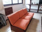 Sofá de 3 lugares em madeira com almofadas soltas e bau no assento. Medindo 180cm de comprimento x 80cm de profundidade. Retirada no Recreio dos Bandeirantes, por conta e risco do comprador.