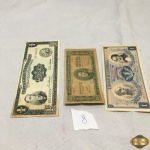 Lote de 3 cédulas para colecionador, composto de 1 peso Philippines, 1 peso colombiano e 50 centesimos uruguaio.