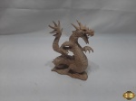 Enfeite de dragão oriental em madeira esculpida. Medindo 16cm de altura.