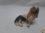 Enfeite de cachorro Basset sentado em resina. Medindo 12,5cm de comprimento x 12cm de altura.