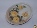 Travessa oval em porcelana Schmidt com pintura à mão de flores amarelas. Medindo 29,5cm x 23cm.