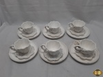Jogo de 6 trios de chá com bolo em porcelana branca com flor relevo.