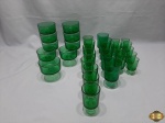 Jogo de 32 taças em vidro verde francês. Composto de 10 taças com 7cm de altura, 5 taças com 10cm de altura, 8 taças com 9cm de altura e 9 taças com 8cm de altura.