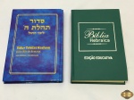 Lote composto de bíblia hebraica e Sidur Tehilat Hasgem para dias da semana com tradução e transliteração.