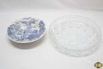 Fruteira centro de mesa em vidro moldado e bowl em porcelana Oxford carruagem. Medindo a fruteira 30,5cm de diâmetro x 6,5cm de altura.