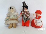 3 bonecas coleção diferentes materiais, sendo uma delas corpo e plastico rígido com olho abre e fecha. Medida: 15 cm de altura